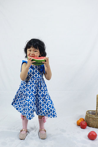 小女孩吃西瓜摄影儿童节人物摄影图照片元素
