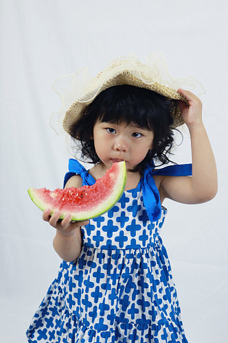 小女孩吃西瓜摄影儿童节人物摄影图照片元素