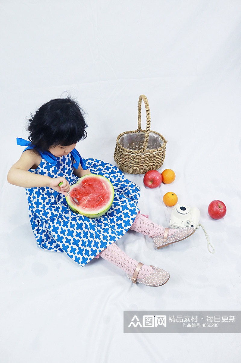 小女孩吃西瓜摄影儿童节人物摄影图照片元素素材