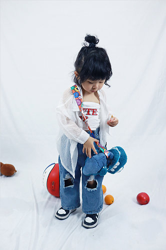 小女孩玩玩具摄影儿童节人物摄影图照片元素
