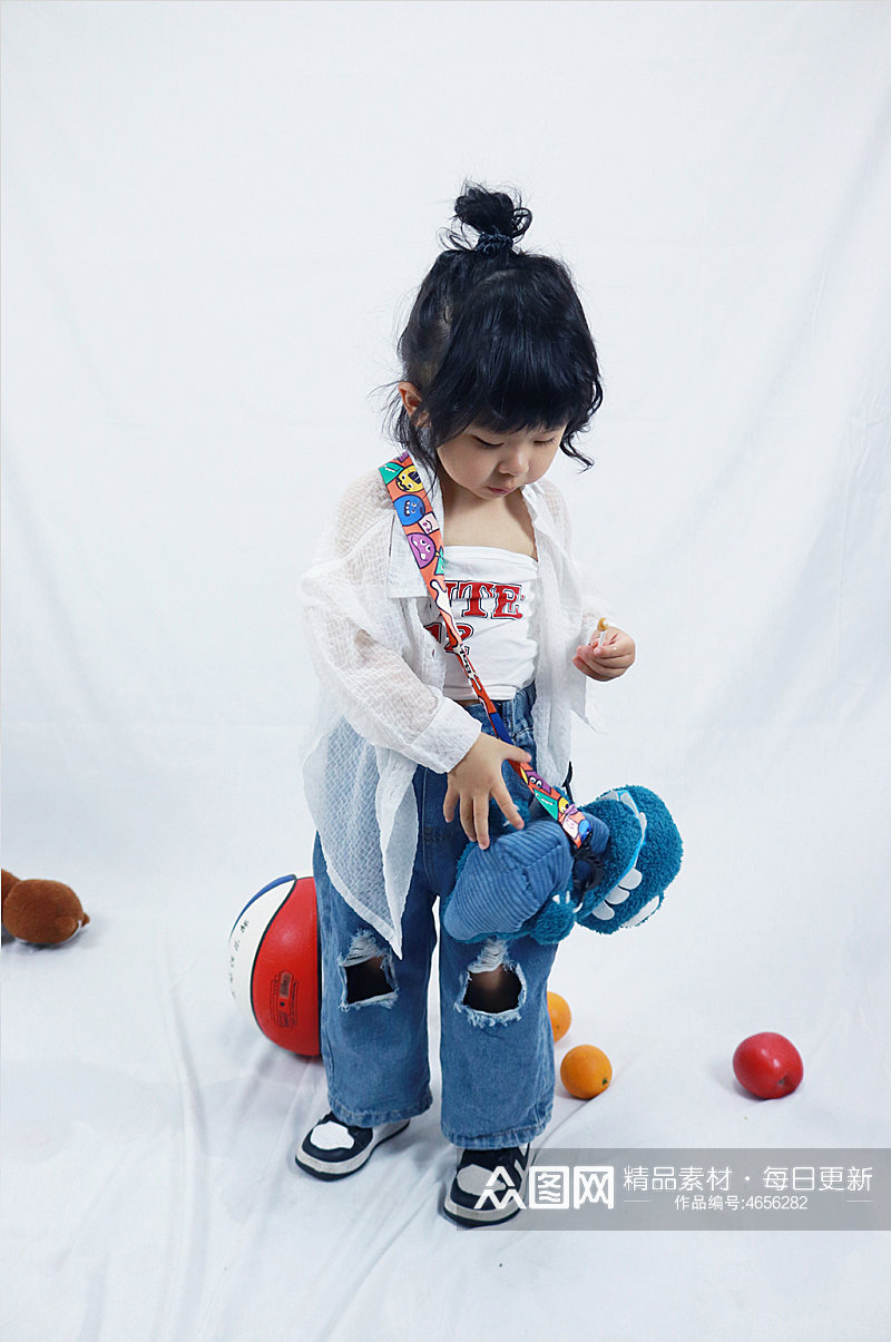 小女孩玩玩具摄影儿童节人物摄影图照片元素素材