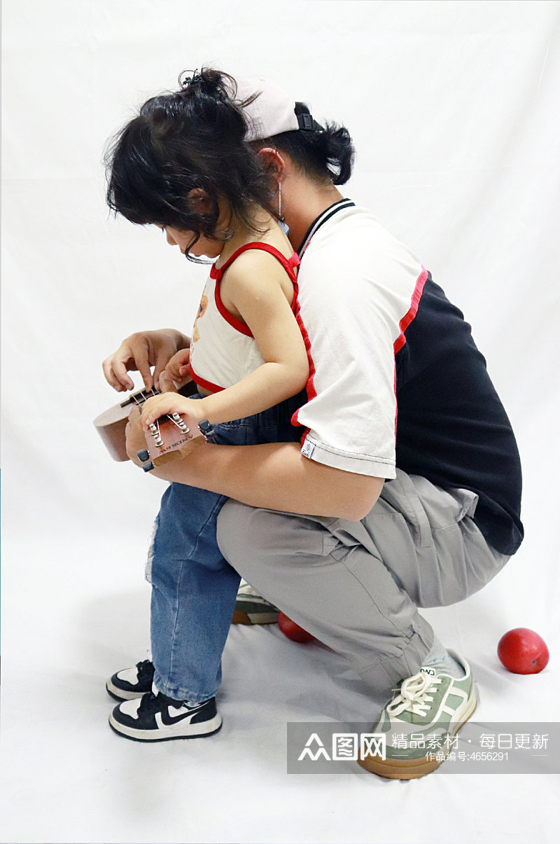 小女孩弹吉他摄影儿童节人物摄影图照片元素素材