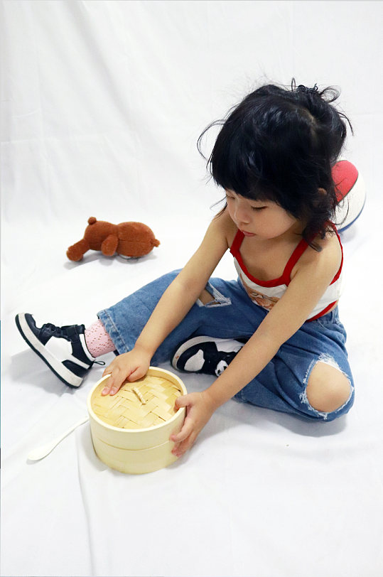 小女孩玩玩具摄影儿童节人物摄影图照片元素