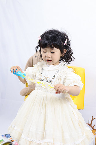 泡泡玩具小女孩儿童节人物摄影图照片元素