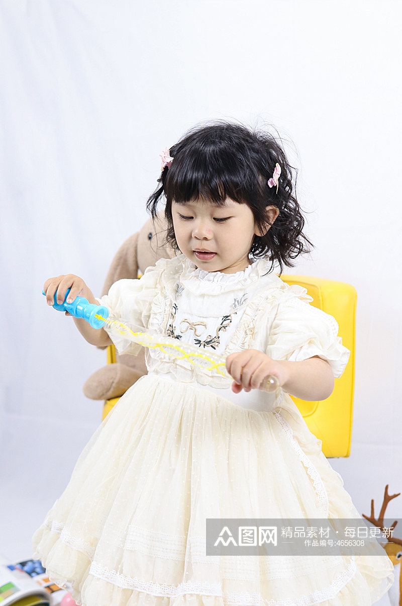 泡泡玩具小女孩儿童节人物摄影图照片元素素材
