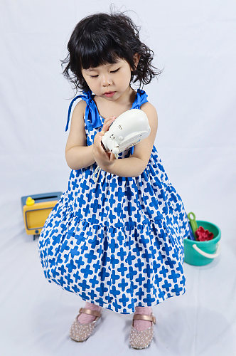 玩具相机小女孩儿童节人物摄影图照片元素