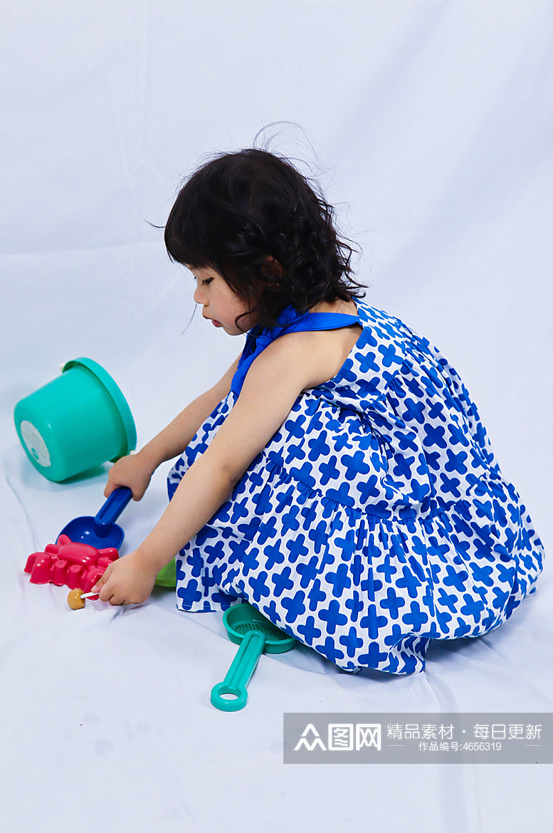 沙滩玩具小女孩儿童节人物摄影图照片元素素材