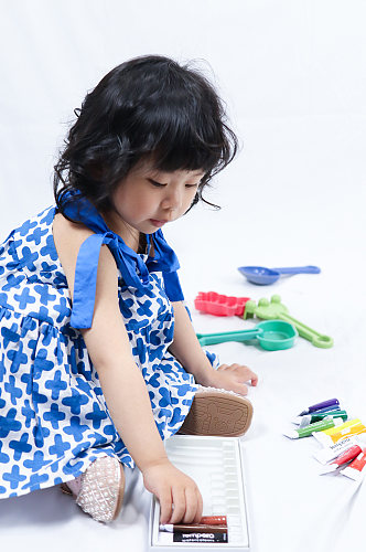 彩色颜料小女孩儿童节人物摄影图照片元素