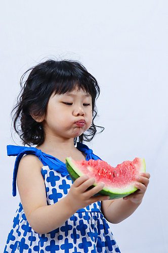 小女孩吃西瓜儿童节人物摄影图照片元素