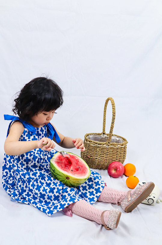 水果野餐小女孩儿童节人物摄影图照片元素