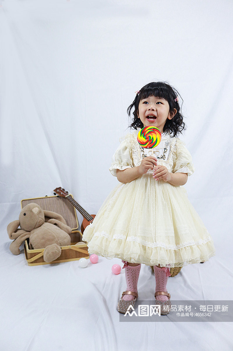 开心棒棒糖小女孩儿童节人物摄影图照片元素素材