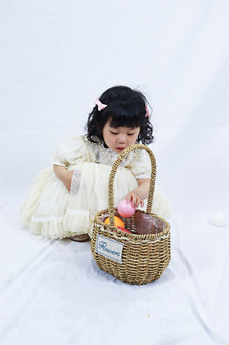 小女孩彩色玩具球儿童节人物摄影图照片元素