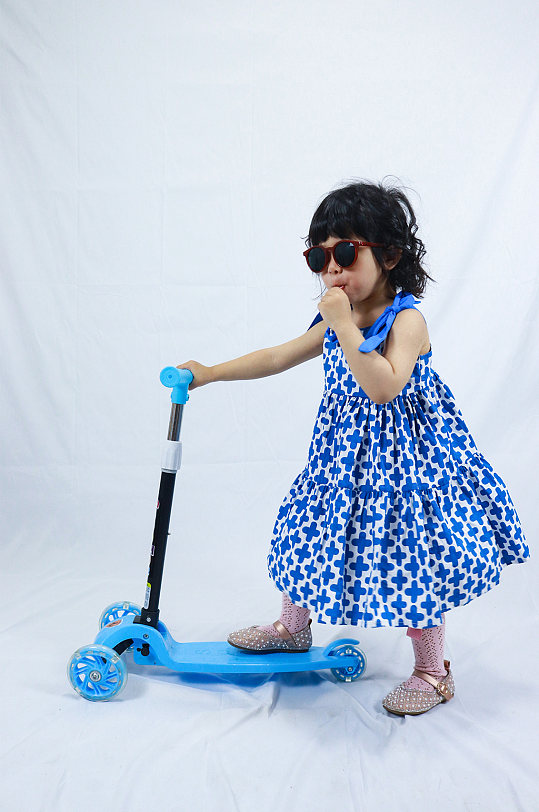 小女孩滑滑板墨镜儿童节人物摄影图照片元素