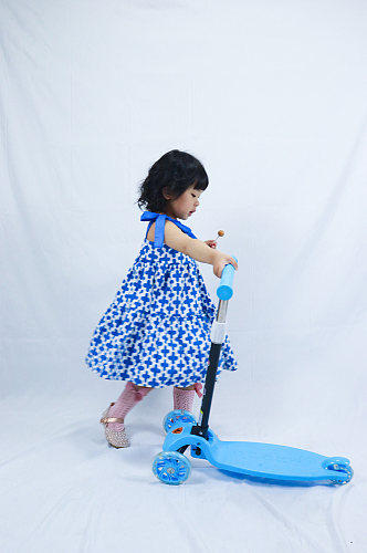 小女孩提滑滑板儿童节人物摄影图照片元素