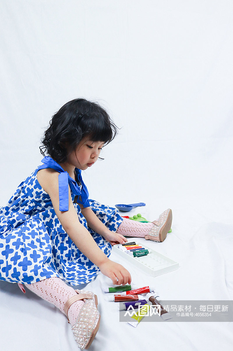 小女孩玩彩色画画儿童节人物摄影图照片元素素材