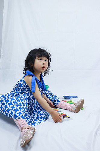 蓝色小裙子小女孩儿童节人物摄影图照片元素