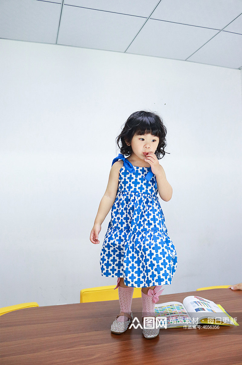 小女孩蓝裙子儿童节人物摄影图照片元素素材
