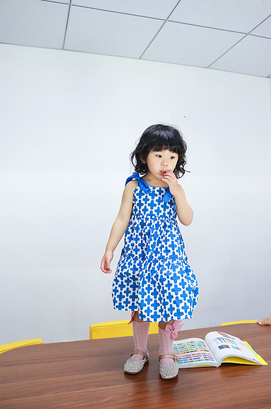 小女孩蓝裙子儿童节人物摄影图照片元素