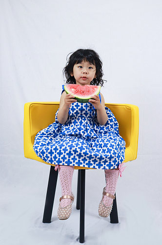 坐凳子吃西瓜小女孩儿童节人物摄影图照片