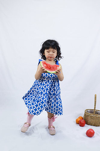 小女孩开心吃西瓜儿童节人物摄影图照片元素