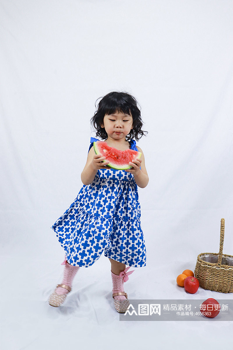 小女孩开心吃西瓜儿童节人物摄影图照片元素素材