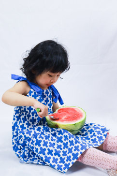 小女孩挖西瓜儿童节人物摄影图照片元素