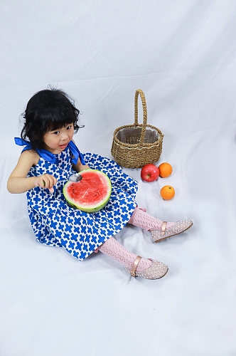 小女孩野餐西瓜苹果儿童节人物摄影图照片