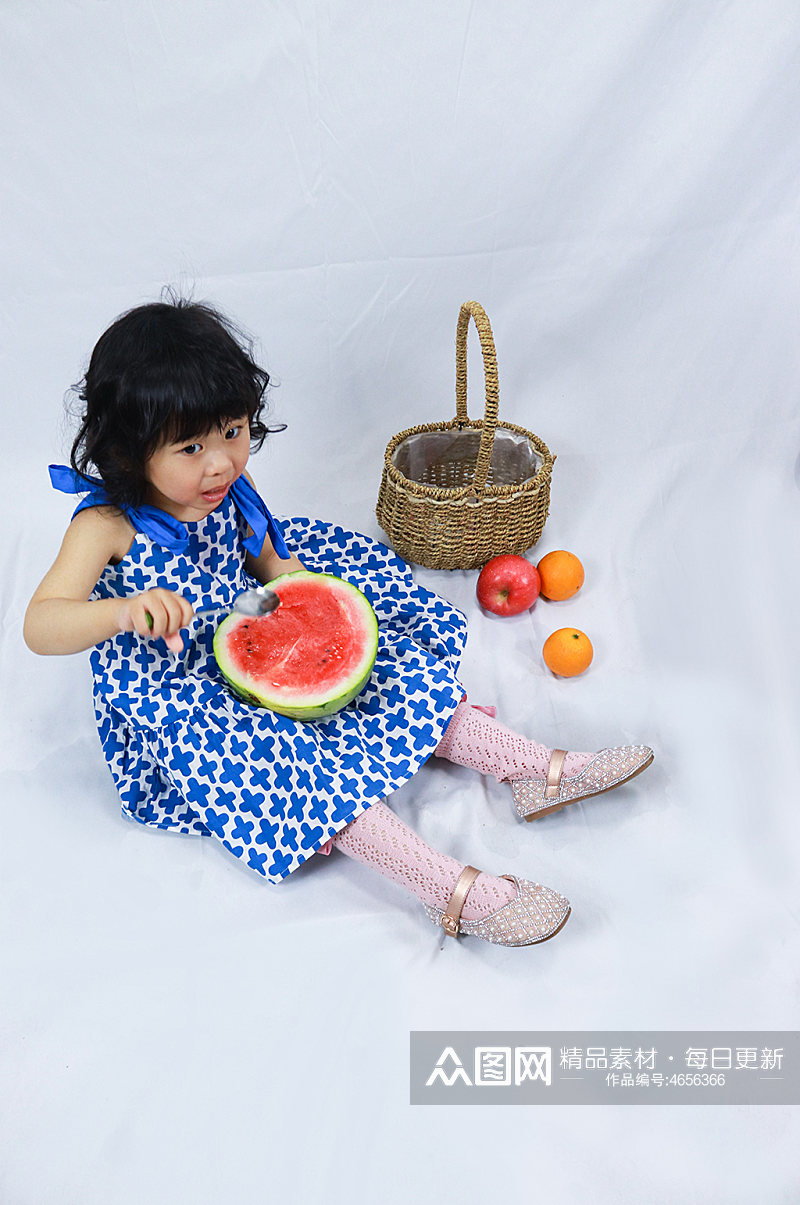 小女孩野餐西瓜苹果儿童节人物摄影图照片素材