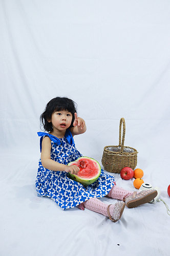 小女孩水果聚餐儿童节人物摄影图照片元素