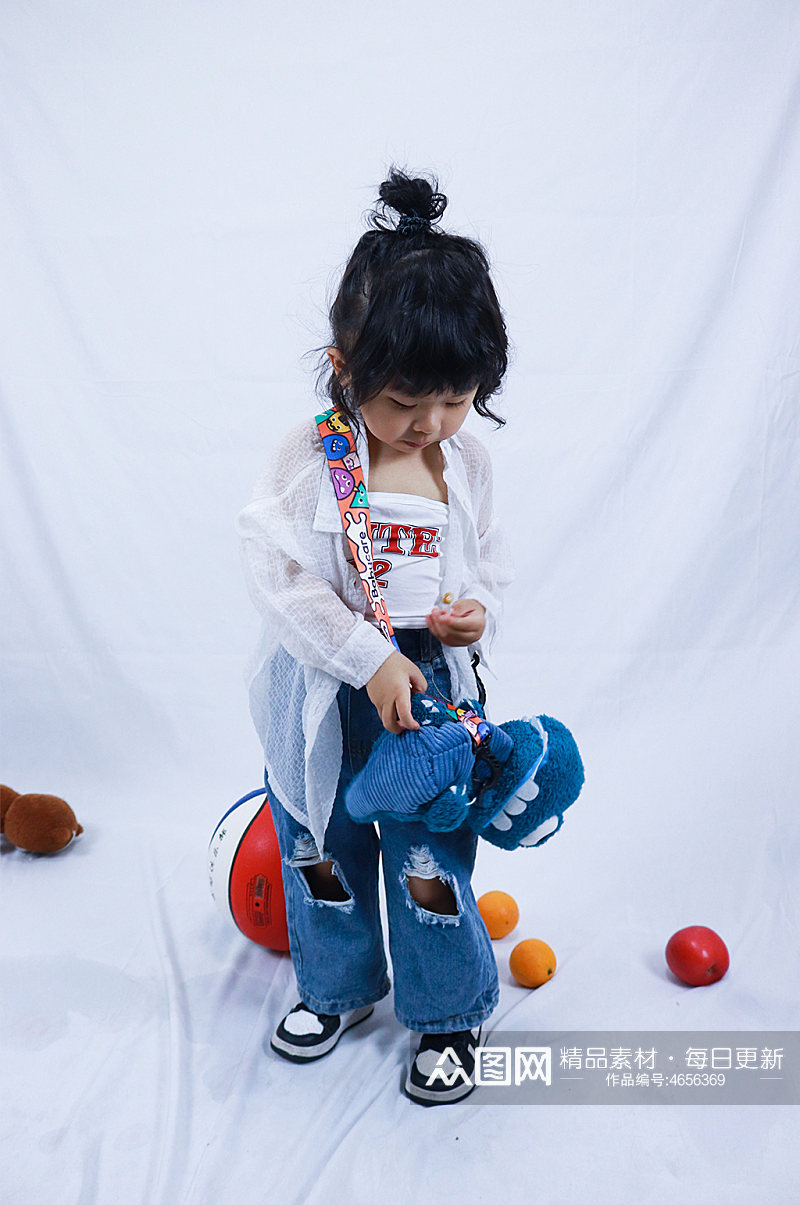 小女孩恐龙包包儿童节人物摄影图照片元素素材