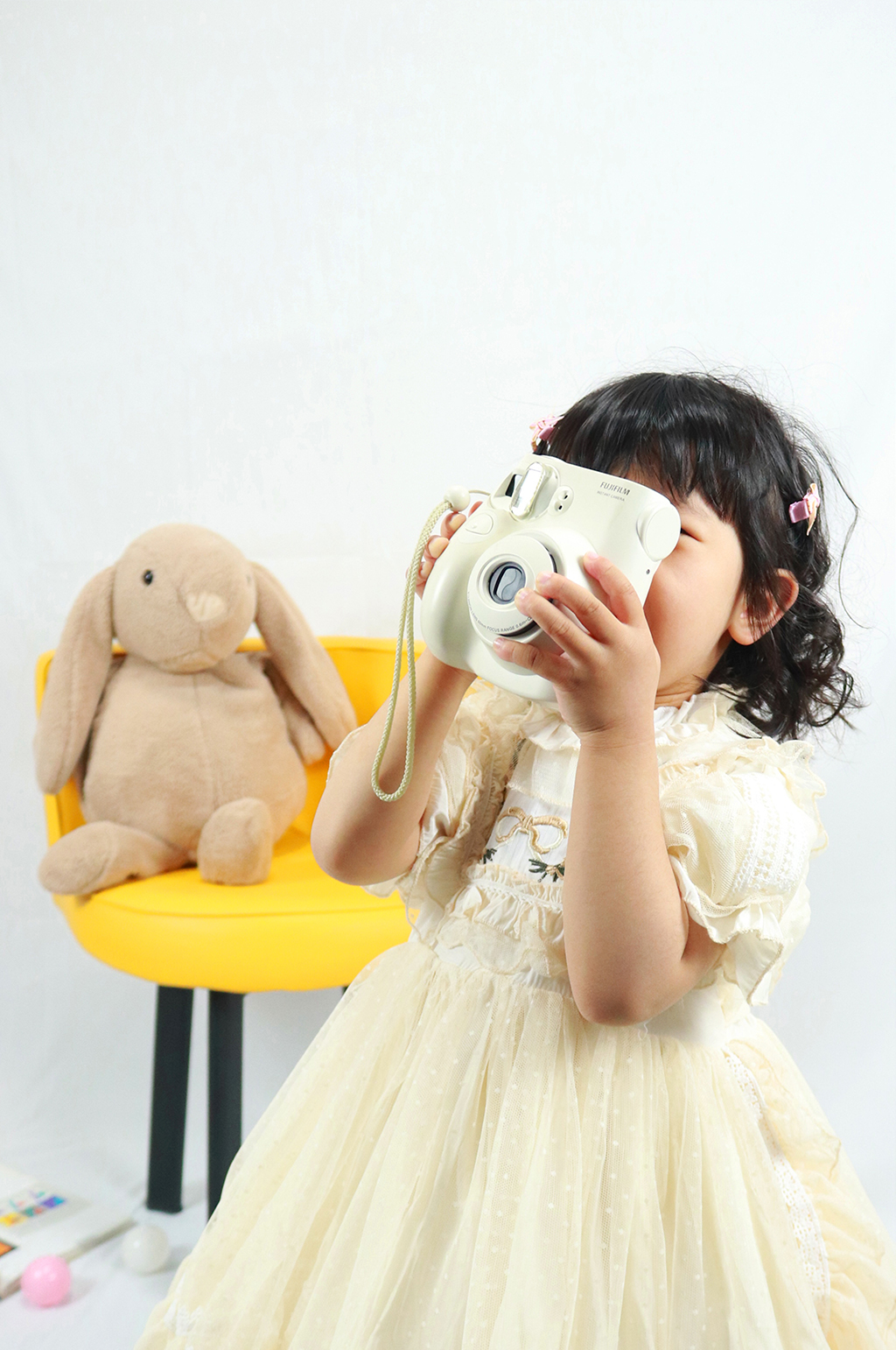 高清相机玩具小女孩儿童节人物摄影图照片