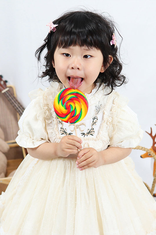 高清小女孩吃棒棒糖儿童节人物摄影图照片