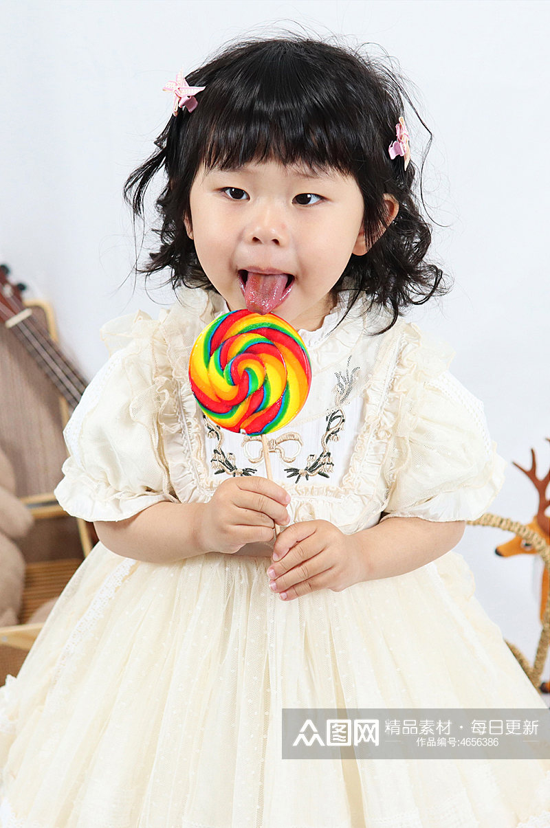 高清小女孩吃棒棒糖儿童节人物摄影图照片素材