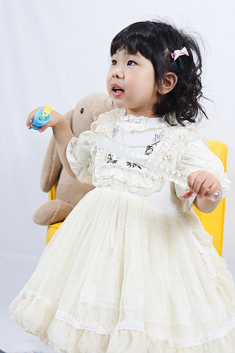 高清泡泡玩具小女孩儿童节人物摄影图照片