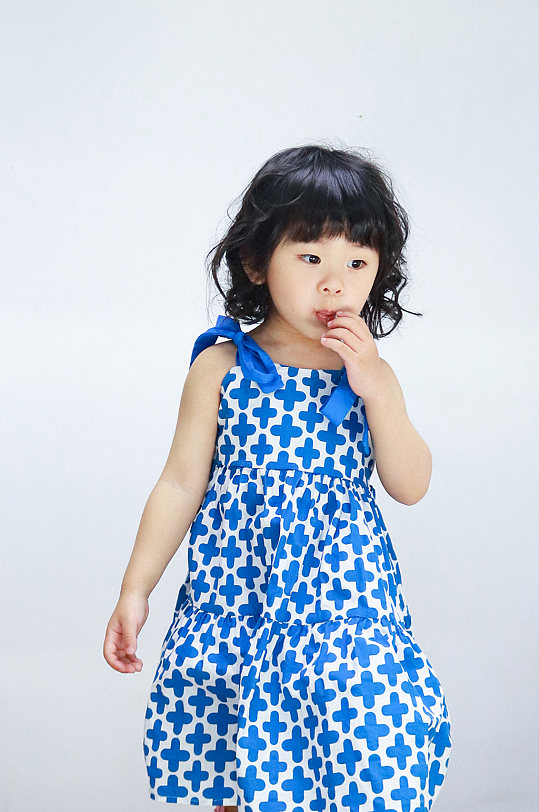 高清蓝裙子小女孩儿童节人物摄影图照片元素