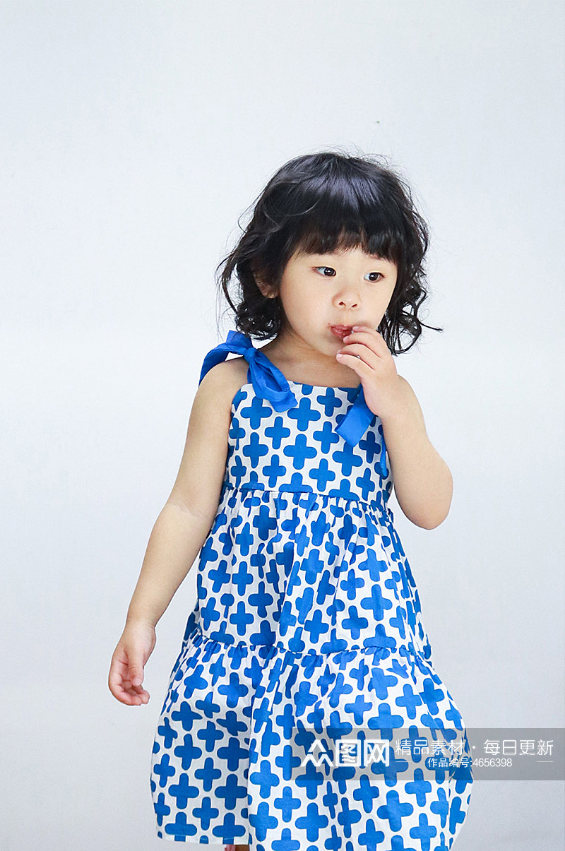 高清蓝裙子小女孩儿童节人物摄影图照片元素素材