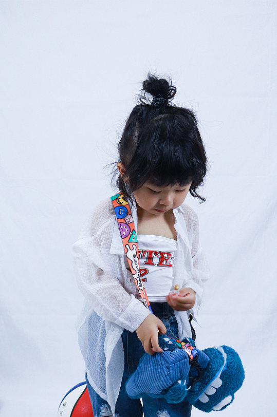 高清恐龙书包小女孩儿童节人物摄影图照片