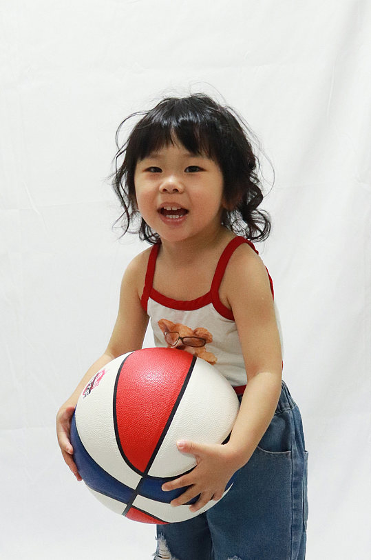 高清夏日篮球小女孩儿童节人物摄影图照片
