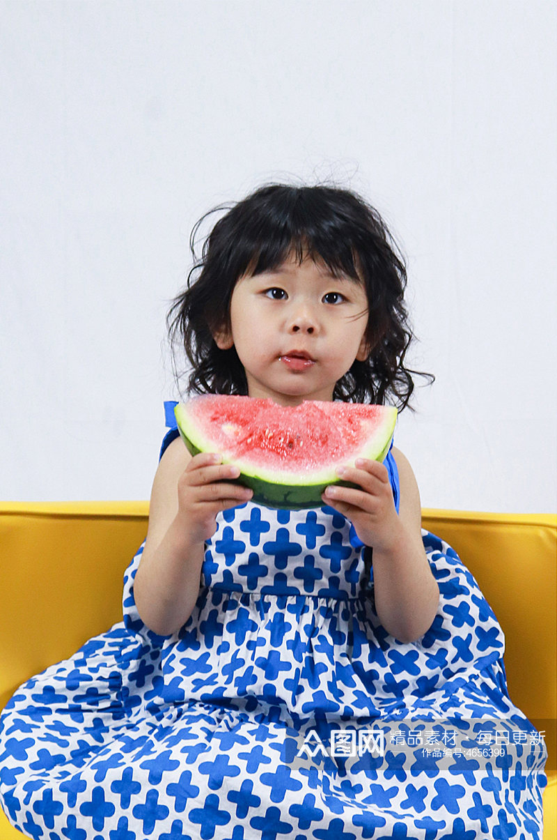 高清吃西瓜小女孩儿童节人物摄影图照片元素素材