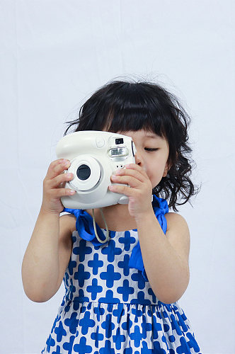 高清相机拍照小女孩儿童节人物摄影图照片