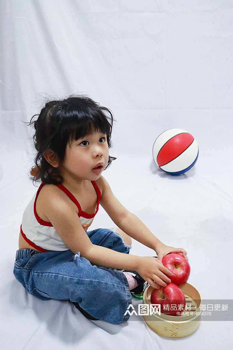 小女孩苹果篮球儿童节人物摄影图照片元素素材