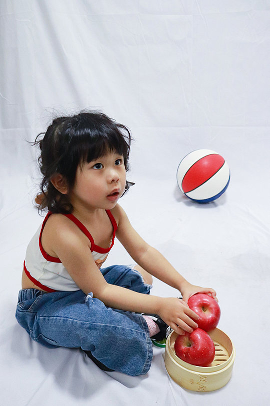 小女孩苹果篮球儿童节人物摄影图照片元素