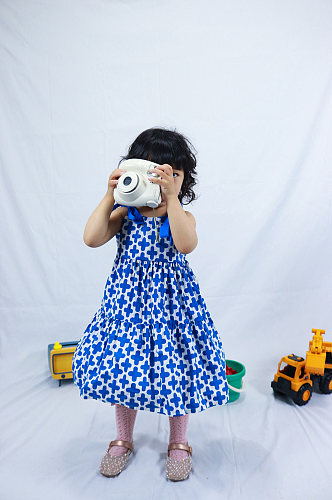 相机沙滩玩具小女孩儿童节人物摄影图照片