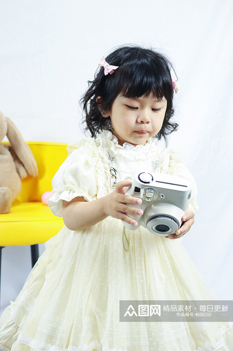 相机玩具小女孩儿童节人物摄影图照片元素素材