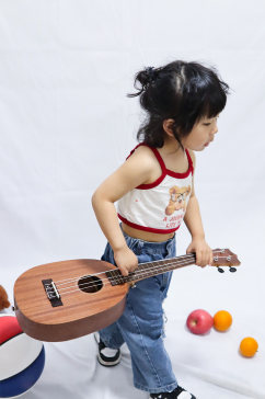清爽夏日吉他小女孩儿童节人物摄影图照片