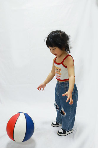 夏日篮球小女孩儿童节人物摄影图照片元素
