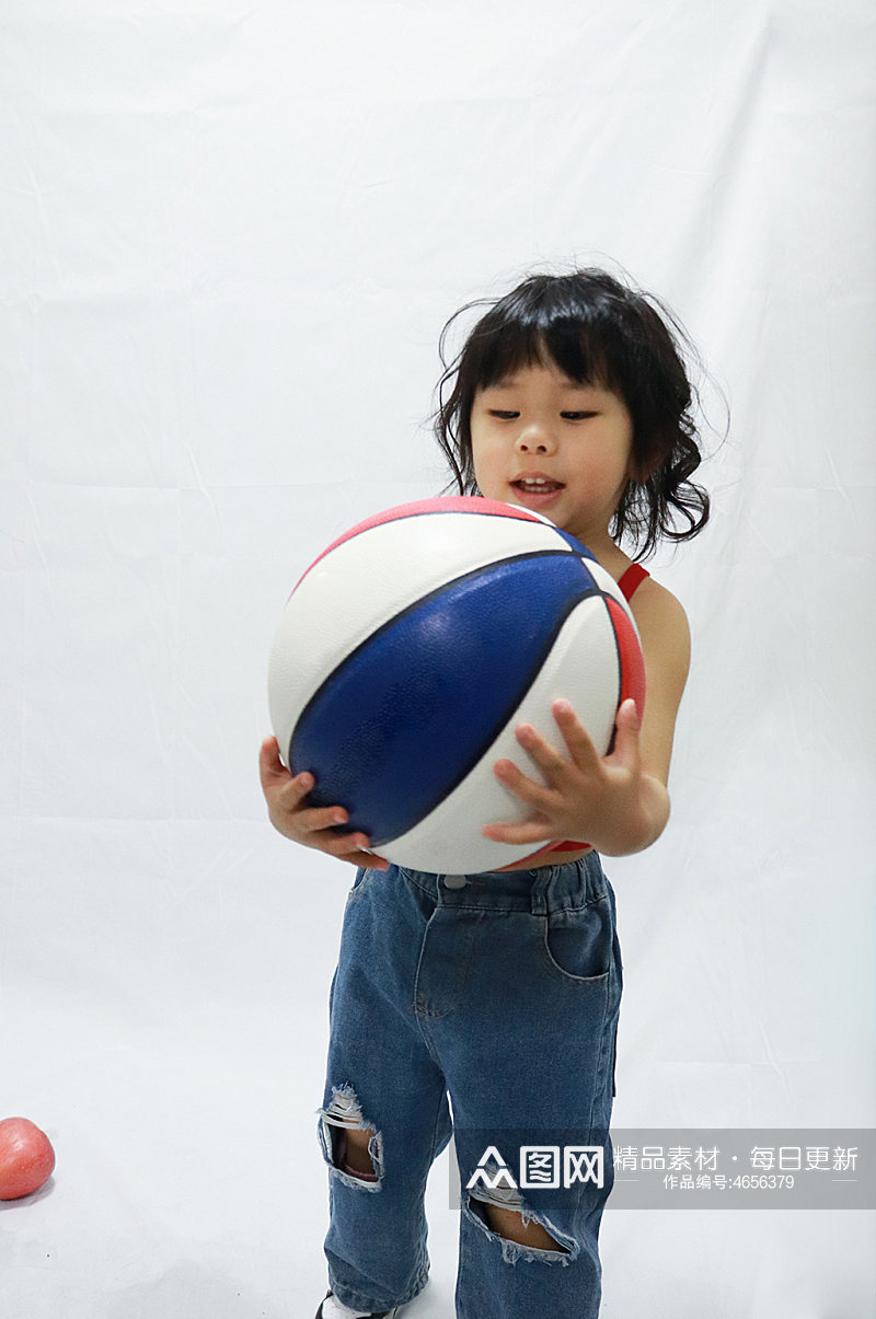 小女孩嬉笑篮球儿童节人物摄影图照片元素素材