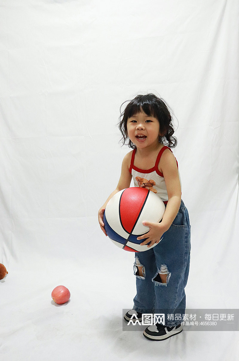 开心篮球小女孩儿童节人物摄影图照片元素素材