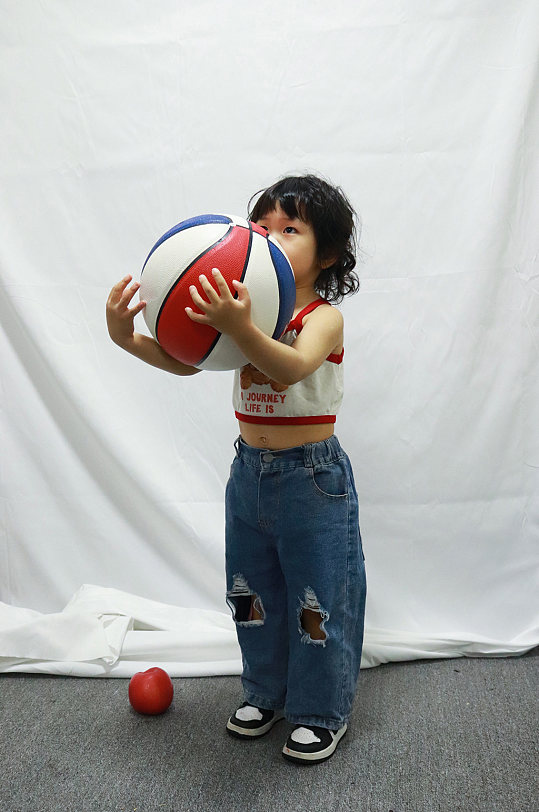 小女孩抱篮球儿童节人物摄影图照片元素