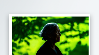 白发老太太侧面剪影动画AI生成视频-众图网